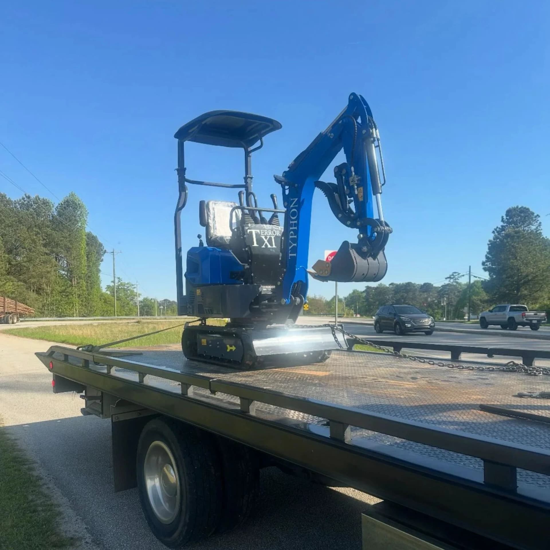 Mini Excavator Transport & Hauler Unloading